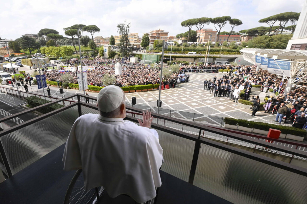 El papa abandona el hospital, tras reaparecer en público y condenar los bombardeos en Gaza