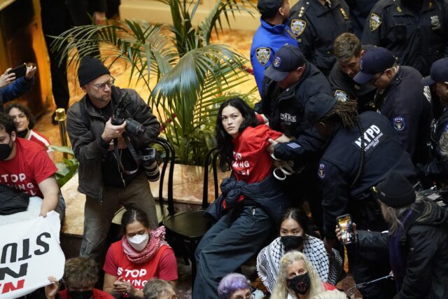 Casi 100 detenidos en protesta en la Torre Trump en apoyo a activista propalestino