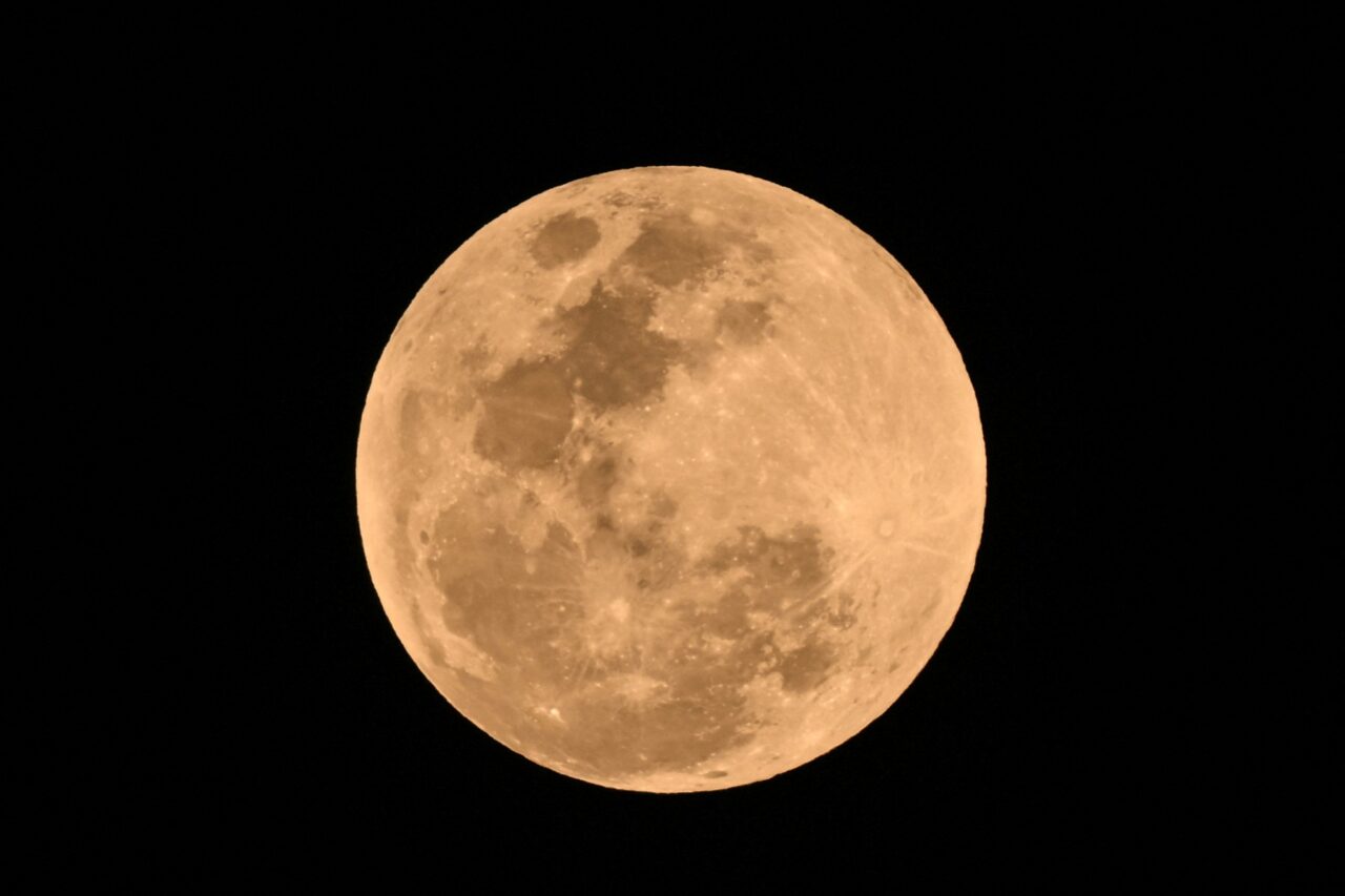 Las imágenes del eclipse total que tiñe la Luna de rojo