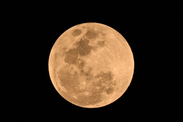 Las espectaculares imágenes del eclipse total que tiñe la Luna de rojo