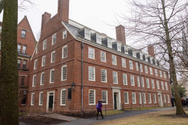 Más de 80 profesores de Harvard ofrecen donar parte de su sueldo ante recortes de Trump