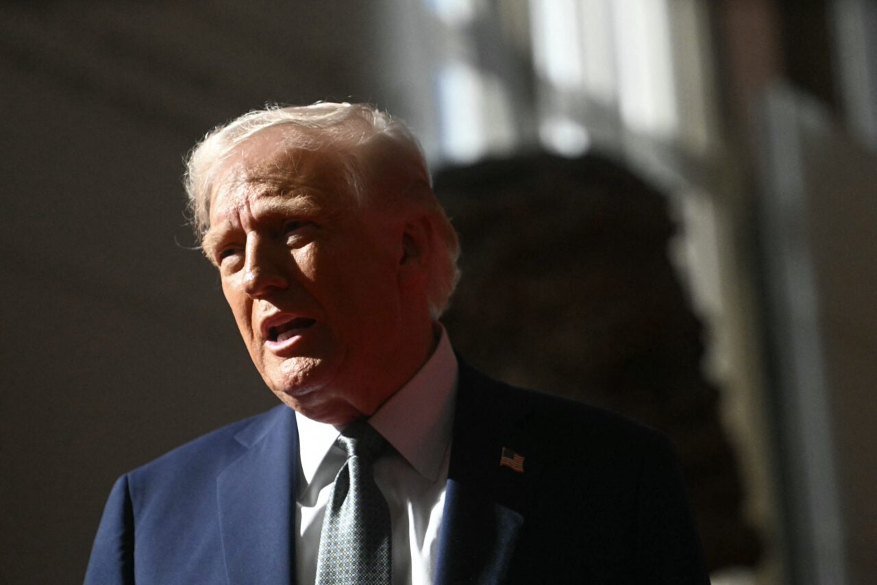 Juez federal impide que administración Trump acelere deportaciones