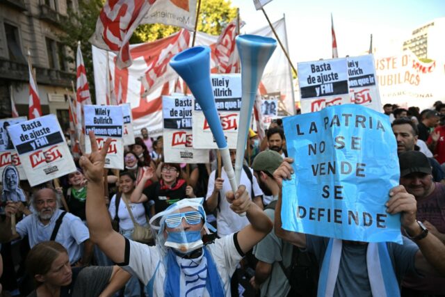 Nueva marcha de jubilados desafía al gobierno de Argentina