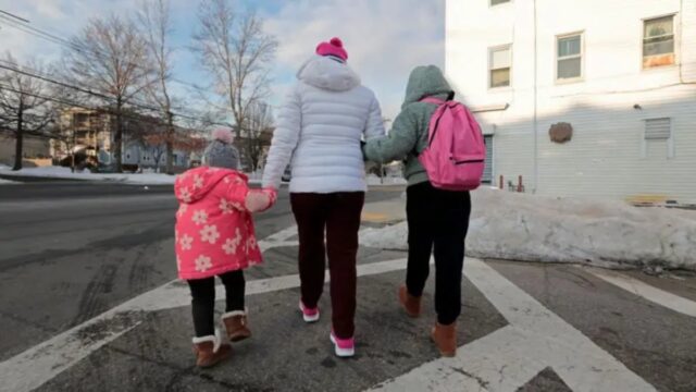 EE UU: "Mando a mi hijo a la escuela con una copia del pasaporte en la mochila y un contacto de emergencia por si me deportan"