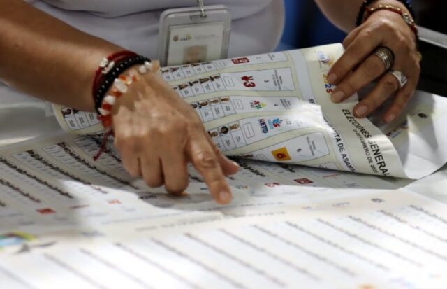 Prohibido fotografiar el voto en la segunda vuelta en Ecuador: multas de hasta 32.900 dólares