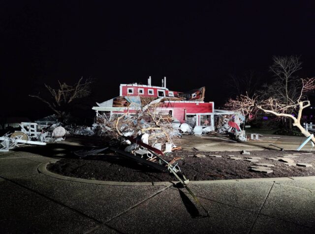 Aumentan a 33 los muertos por violentos tornados y tormentas en EE UU
