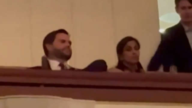 JD Vance y su esposa son abucheados en el Centro Kennedy, ahora controlado por Trump