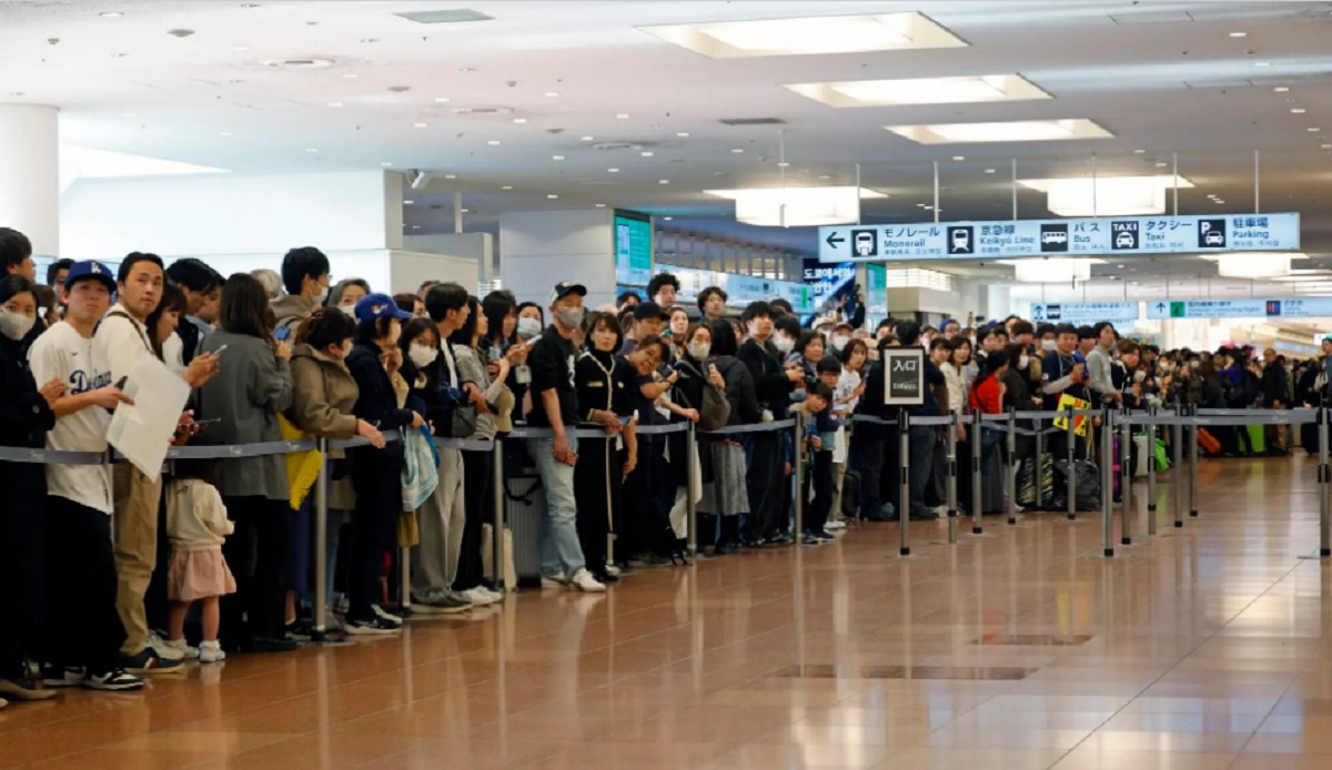 Más de medio millar de personas se desplazaron al aeropuerto para tratar de inmortalizar la llegada de Shohei Ohtani Foto Archivo