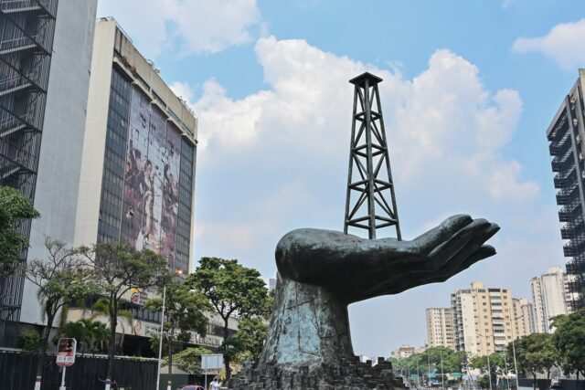Producción de petróleo cayó 6.000 barriles por día, según datos del gobierno de Maduro