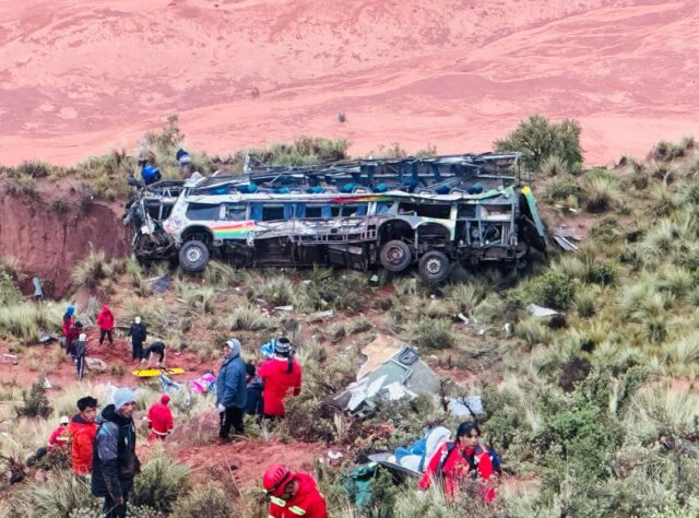 Accidente en Bolivia: 31 fallecidos por caída de autobús por un barranco