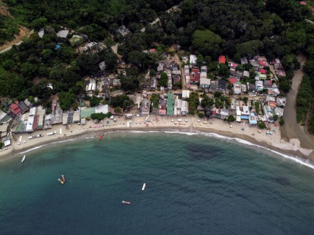 Microplásticos en Chichiriviche de la Costa: estudio aguas abajo y aguas arriba del río Chichi
