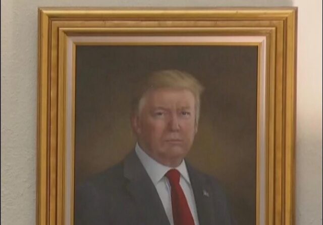 Así es el retrato de Donald Trump en el Capitolio de Colorado que fue retirado tras sus quejas
