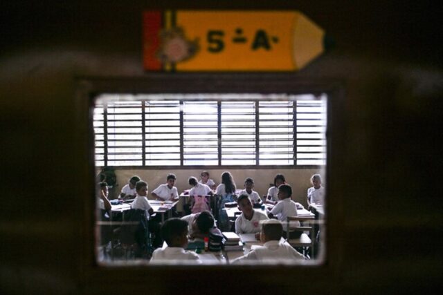 Las escuelas fueron excluidas de la reducción de horario laboral