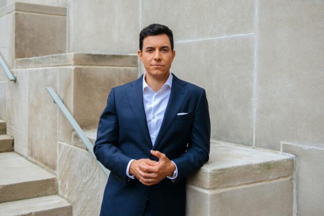 ¿Quién es Tom Llamas, el primer hispano en liderar el noticiero de NBC en Estados Unidos?