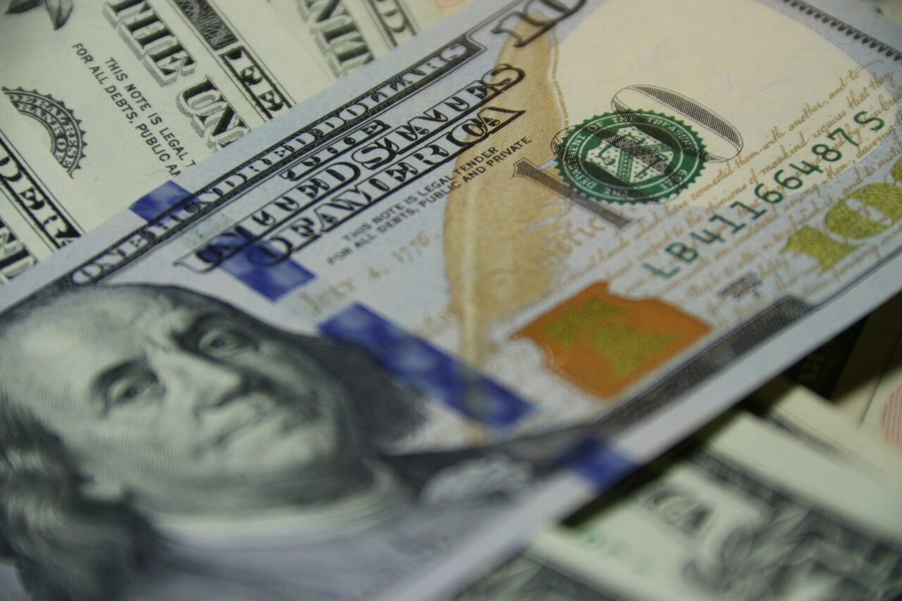 El dólar paralelo superó los 100 bolívares y se amplió la brecha con la tasa oficial