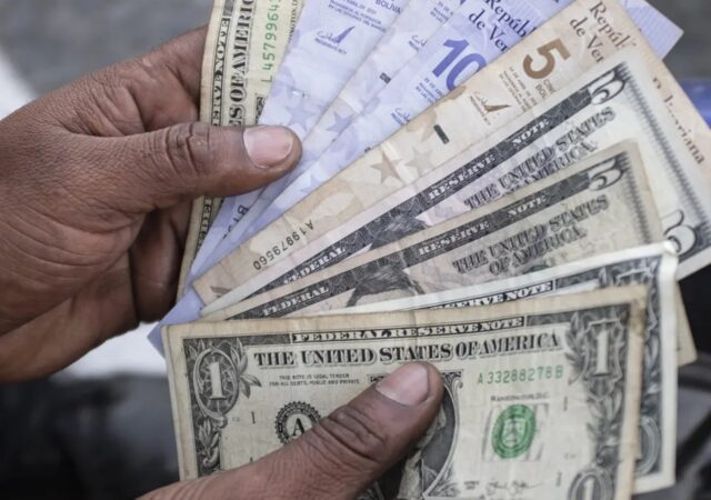 Precio del dólar paralelo en Venezuela abre la jornada a la baja: así se cotiza