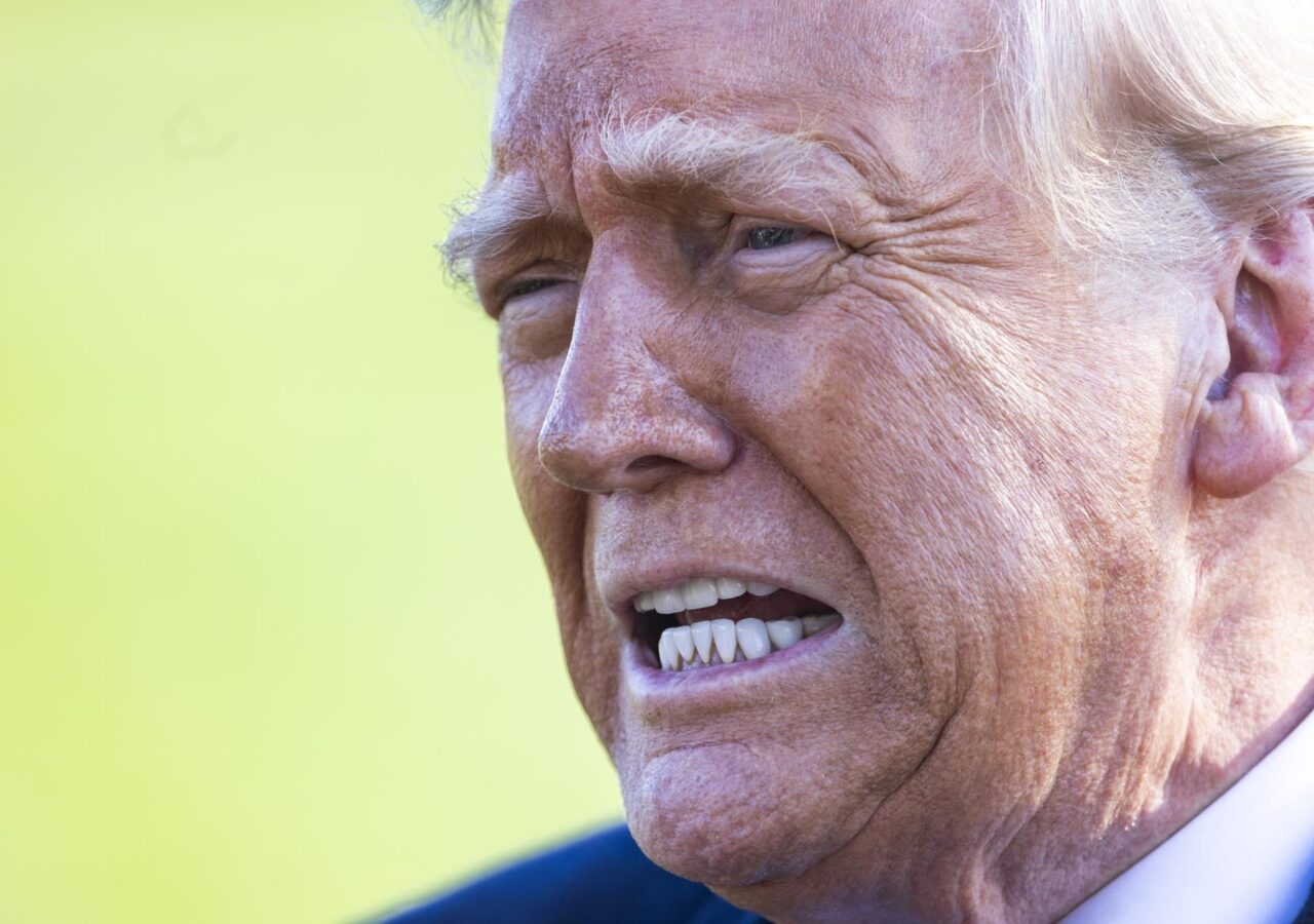 Donald Trump intensificó sus críticas contra el juez que bloqueó deportaciones