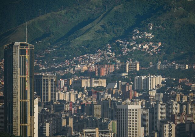 Impondrán multas a quienes realicen actividades económicas sin permiso en el Distrito Capital