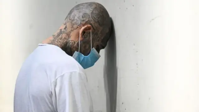 "Me preocupa que me agarren solo por tener tatuajes": el temor de un migrante venezolano en EE.UU. a ser deportado a la megacárcel de El Salvador