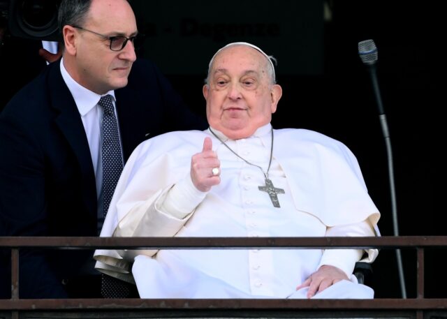 El papa Francisco abandonó el hospital