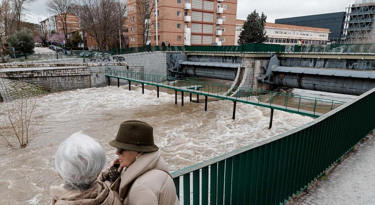 El río Manzanares pone en alerta a Madrid por desbordamiento