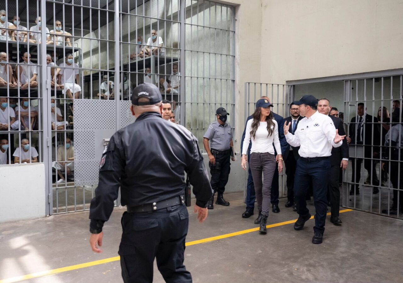 Kristi Noem advirtió a los indocumentados desde la megacárcel de El Salvador