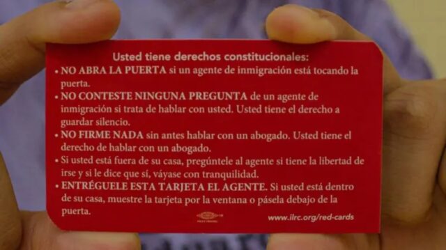 "No abra la puerta": qué dice la tarjeta roja en 19 idiomas que ayuda a los migrantes en riesgo de deportación en EE UU