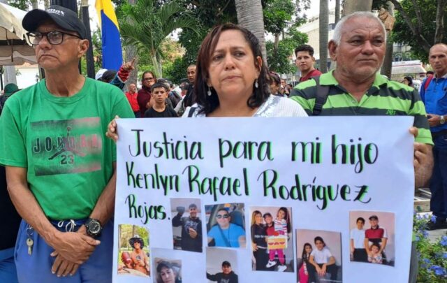 Familiares de venezolanos deportados a El Salvador protestaron en Barquisimeto: «Tener un tatuaje no me hace un delincuente»