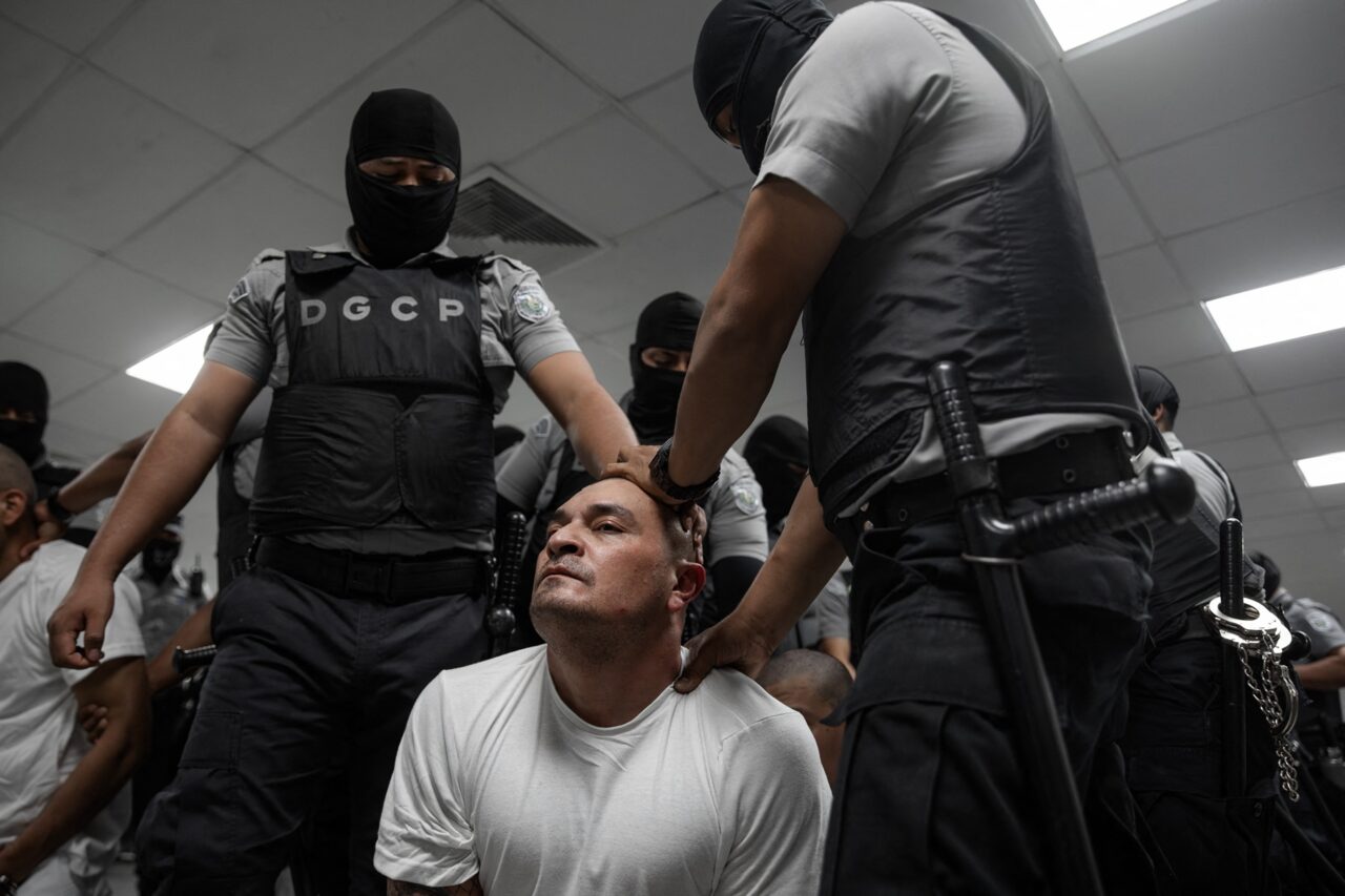 Oficial de ICE afirmó que muchos venezolanos deportados a El Salvador no tienen antecedentes criminales