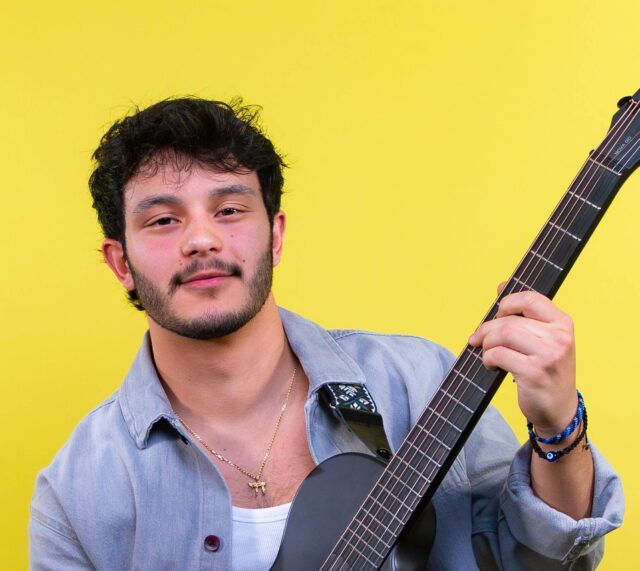 Xander, hijo de Karina, comienza su carrera en la música