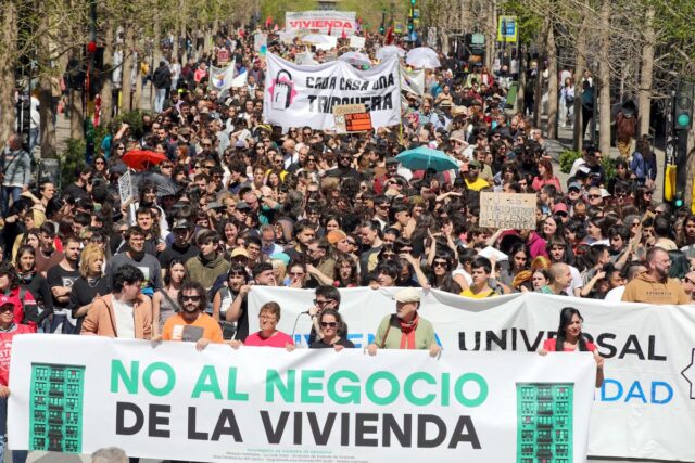 Miles de personas se manifiestan en 40 ciudades españolas por alza y escasez de viviendas