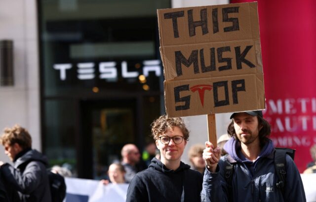 Protestaron contra Elon Musk frente a un concesionario de Tesla en Berlín