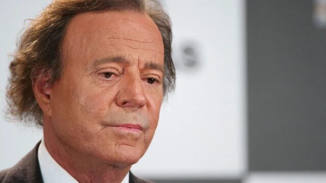 Julio Iglesias tendría un tumor que compromete su columna vertebral