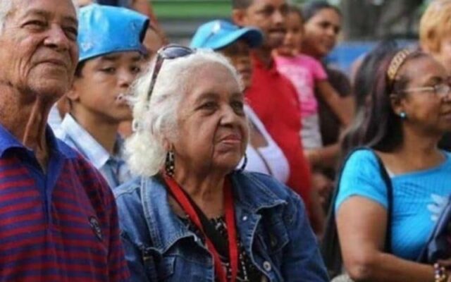 Se inicia el pago del bono 100% Amor Mayor por el sistema Patria