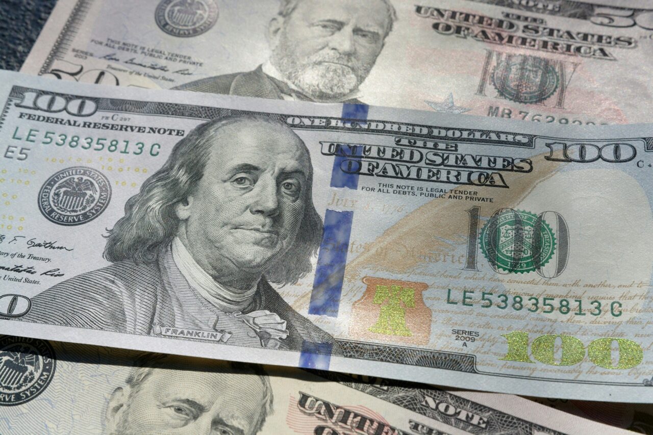 Dólar paralelo abrió la semana en baja: así se cotiza este lunes 7 de abril