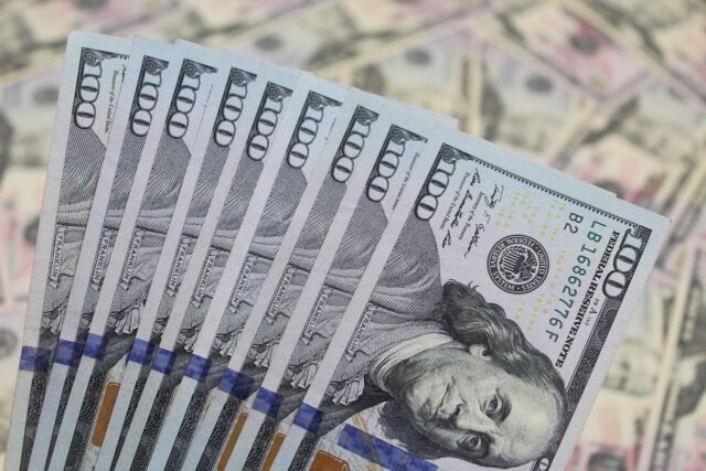 La brecha es de 35%: dólar paralelo cerró en 97,75 bolívares y el oficial en 72,18 bolívares