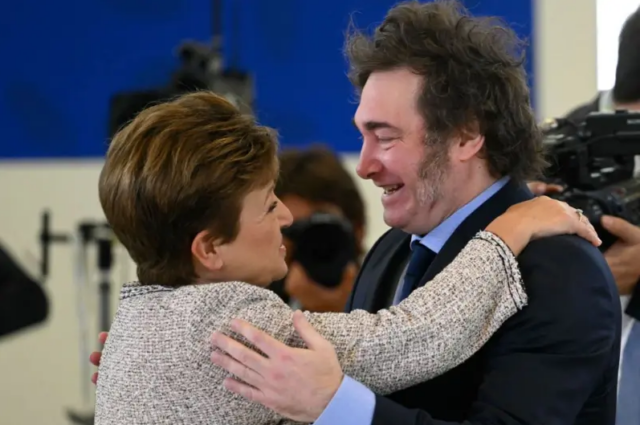 Por qué Milei debió buscar ayuda del FMI tras haberlo criticado duramente en el pasado