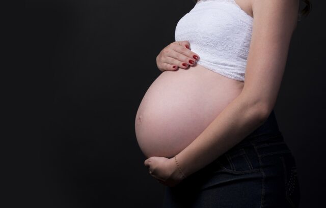Investigación revela que miles de mujeres viajan cada año a España para abortar