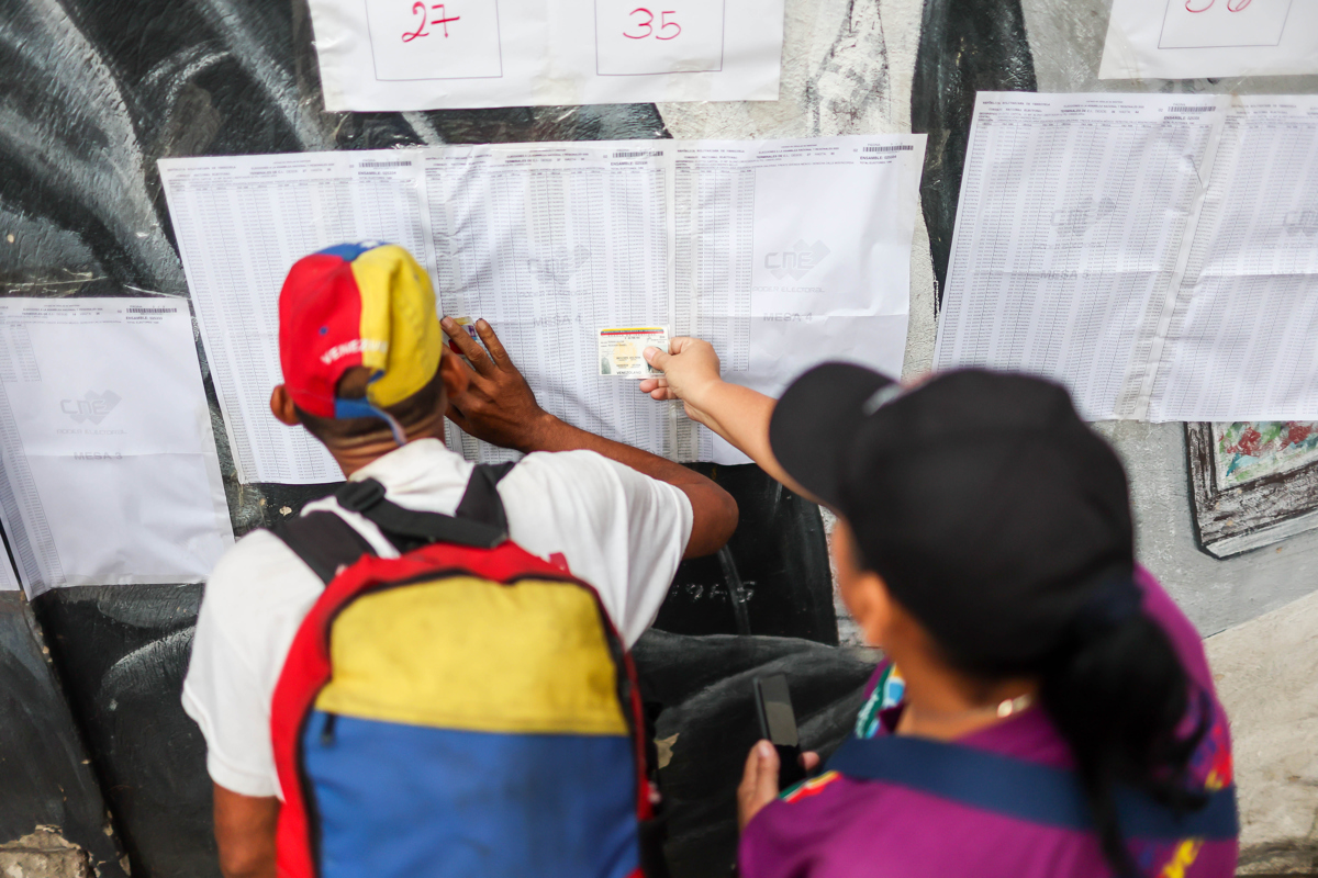 Abren los centros de voto en Venezuela para las elecciones regionales y legislativas