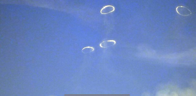 Un anillo de humo en el cielo sorprende a los habitantes de Coche
