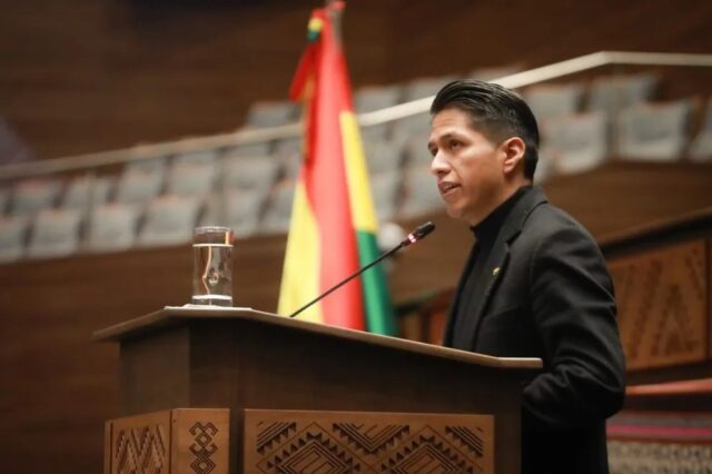 Presidente del Senado de Bolivia rompe con Evo Morales y lanza candidatura presidencial