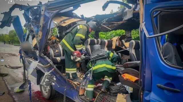 Nueve muertos en un ataque ruso con drones contra un autobús al noreste de Ucrania