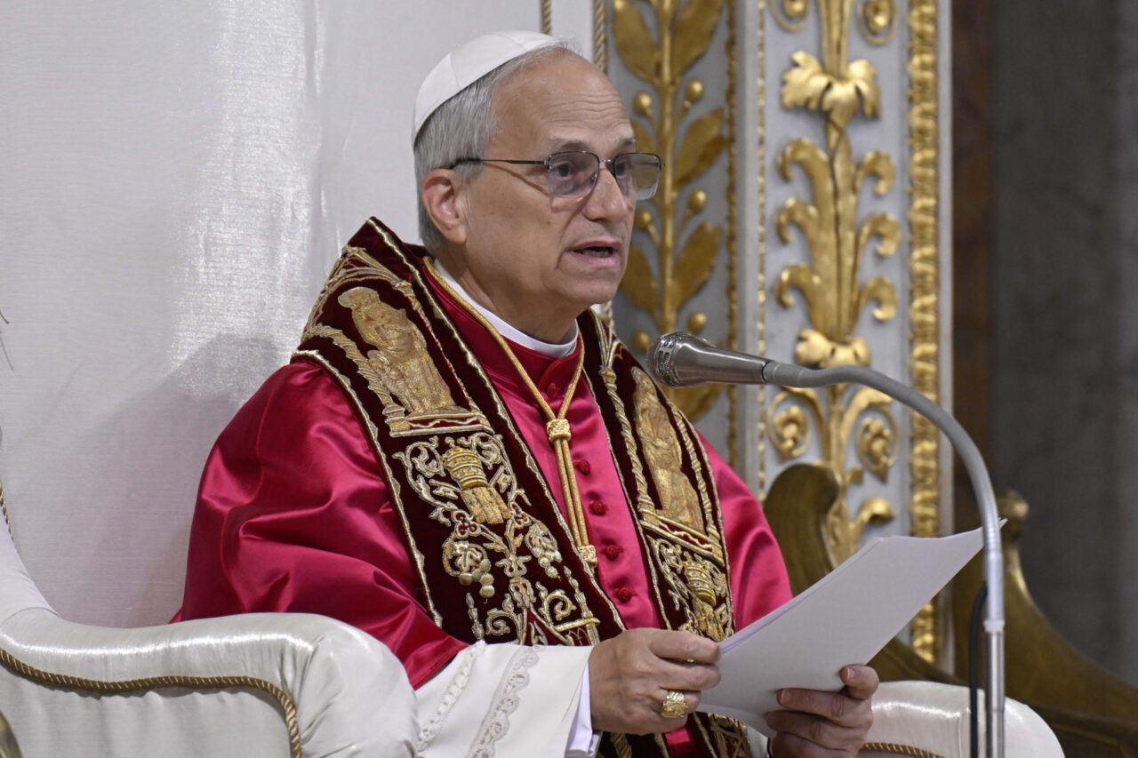 León XIV reza ante la tumba de San Pablo y pide la "gracia" para su pontificado