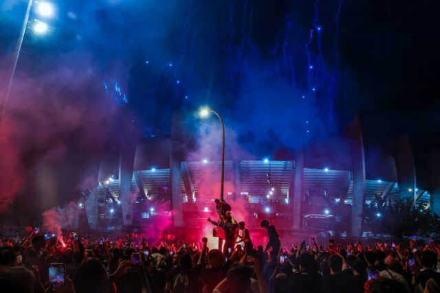 París se convirtió en una gran fiesta manchada por los disturbios con casi 300 detenidos