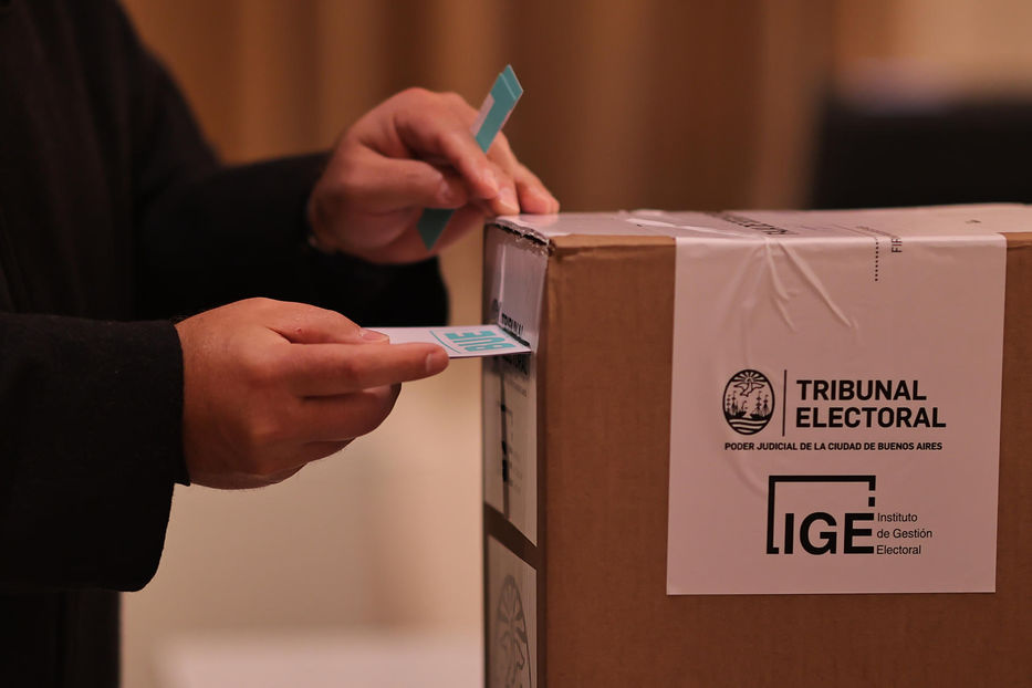 Buenos Aires comienza jornada electoral clave para Milei y marcada por tensión con Macri