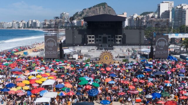 Fanáticos se aglomeran desde el amanecer en Río de Janeiro para concierto gratuito de Lady Gaga: "Se lo merece"