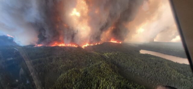 Unas 17.000 personas evacuadas en el centro de Canadá por los incendios forestales