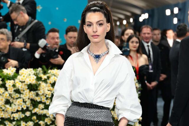 Anne Hathaway vestida por Carolina Herrera en la Met Gala