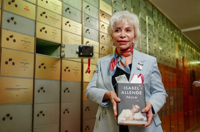 Isabel Allende deja su legado en la Caja de las Letras del Instituto Cervantes