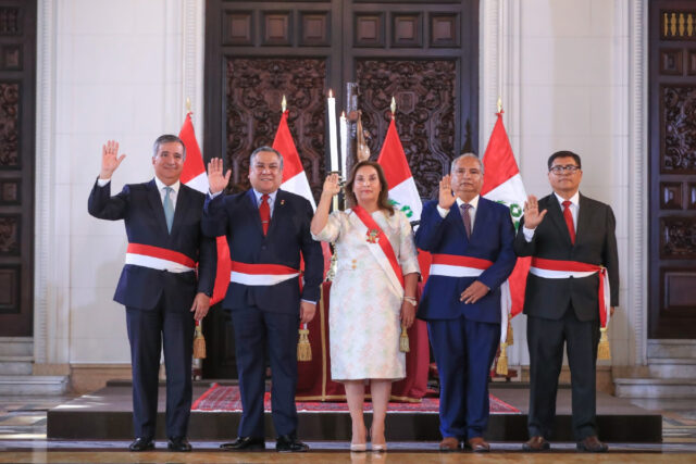 Boluarte cambia 3 ministros en Perú antes de moción de censura contra poderoso jefe de gabinete